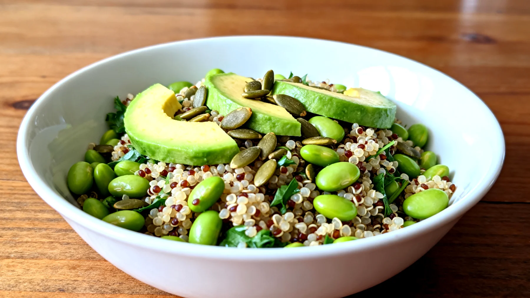 Insalata di quinoa con edamame, avocado e semi di zucca"