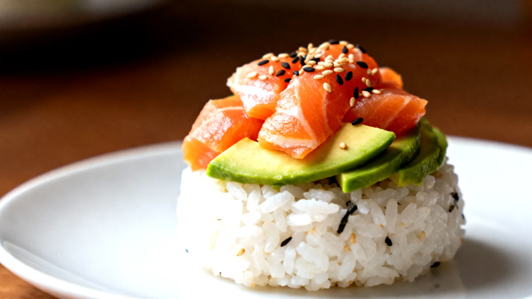 Onigiri con salmone, avocado e semi di sesamo"