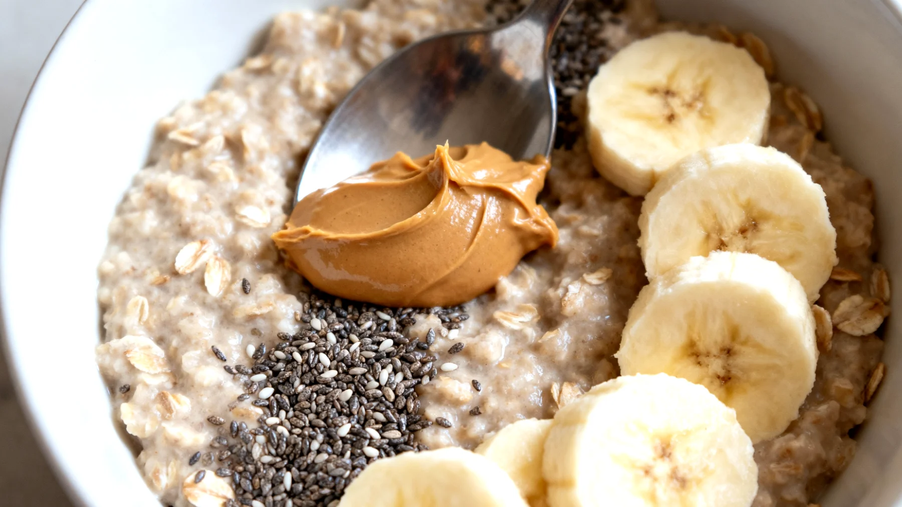 Porridge di avena con semi di chia, banana e burro di mandorle"