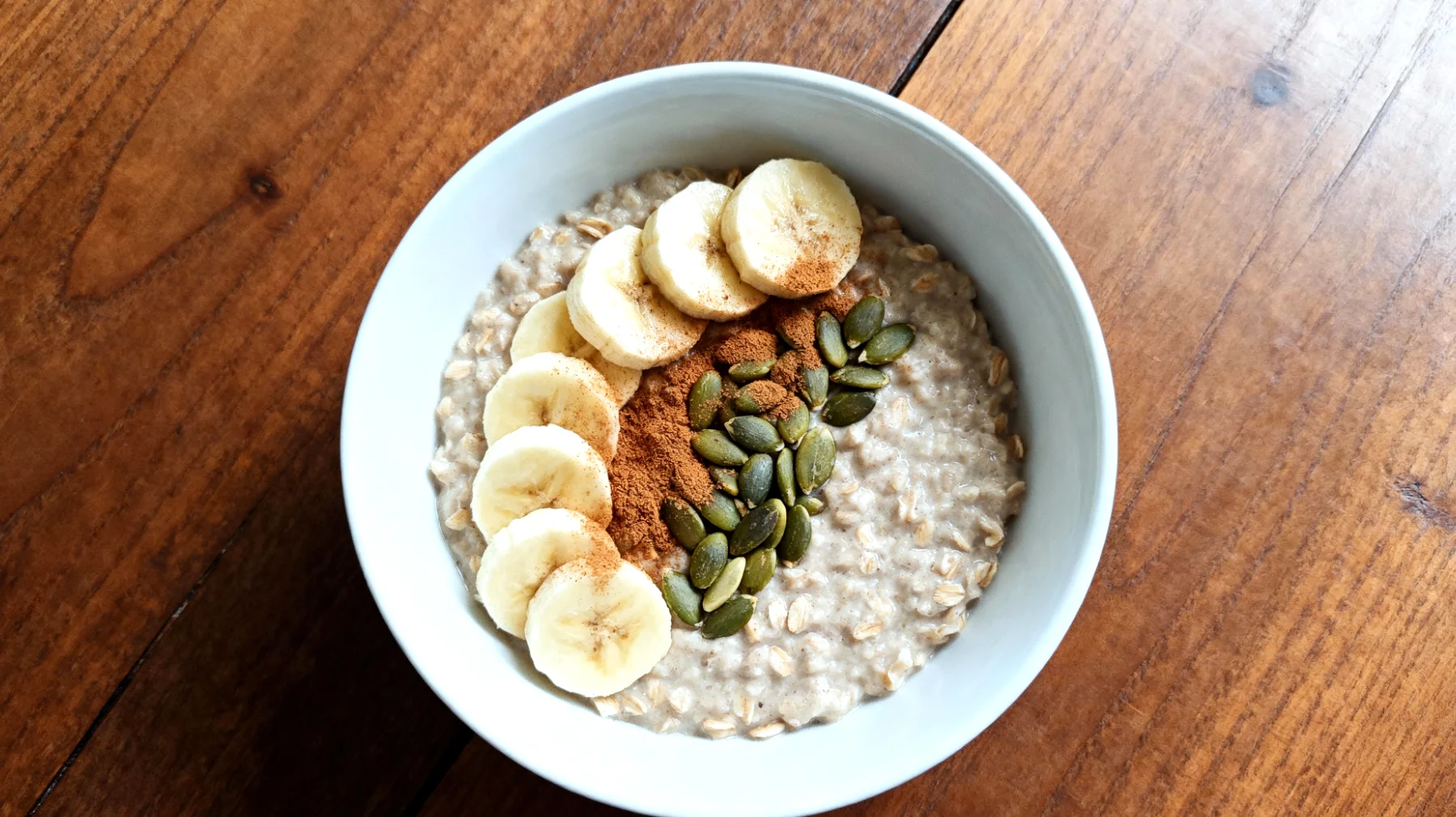 Porridge di avena con semi di zucca, banana e cannella"