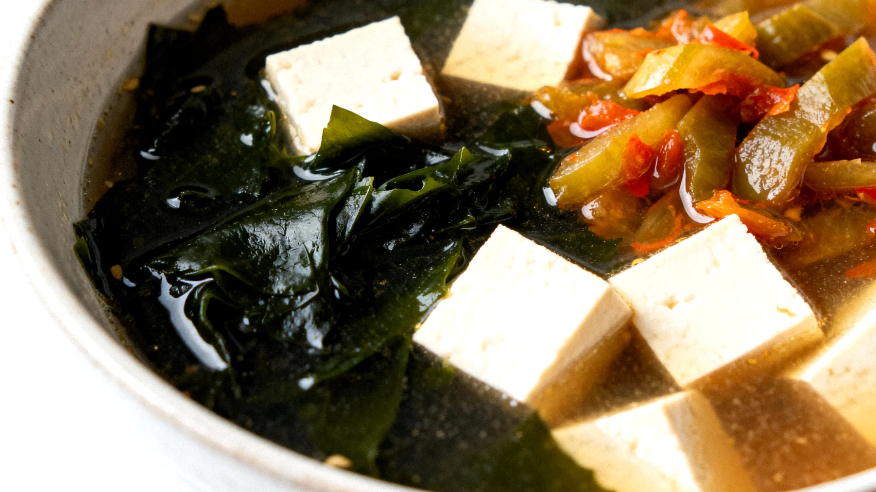 Zuppa di miso con alghe wakame, tofu e verdure fermentate"