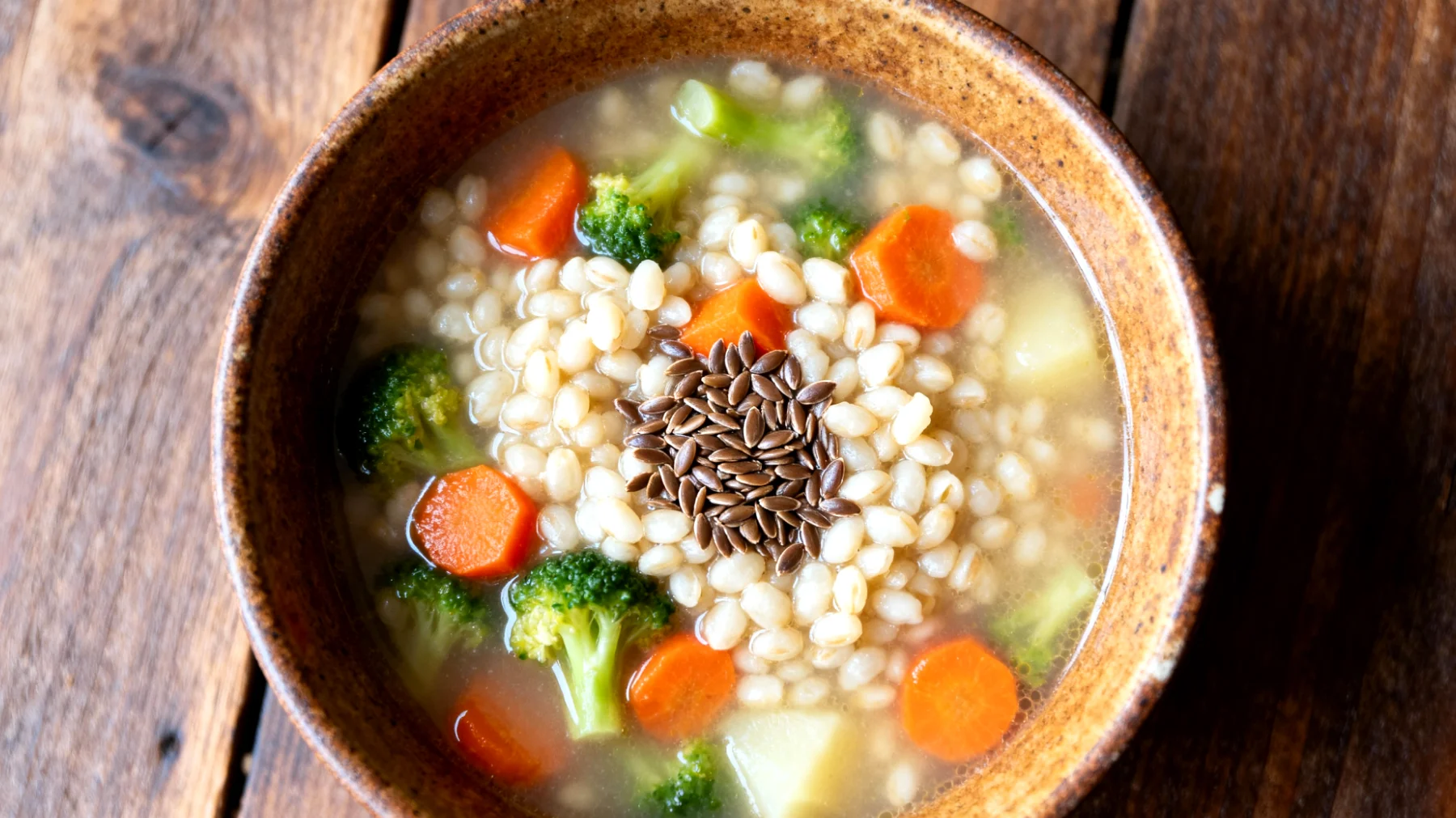 Zuppa di orzo perlato con verdure e semi di lino"