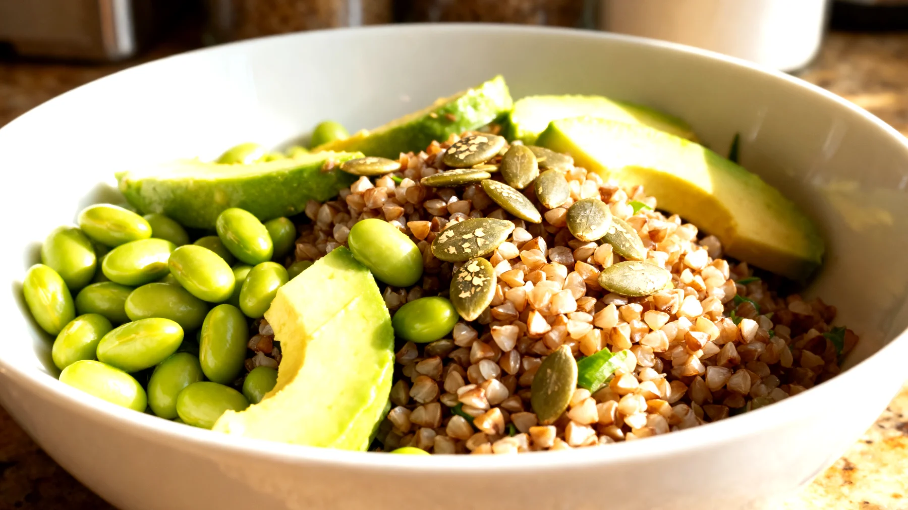 Insalata di grano saraceno con edamame, avocado e semi di zucca"