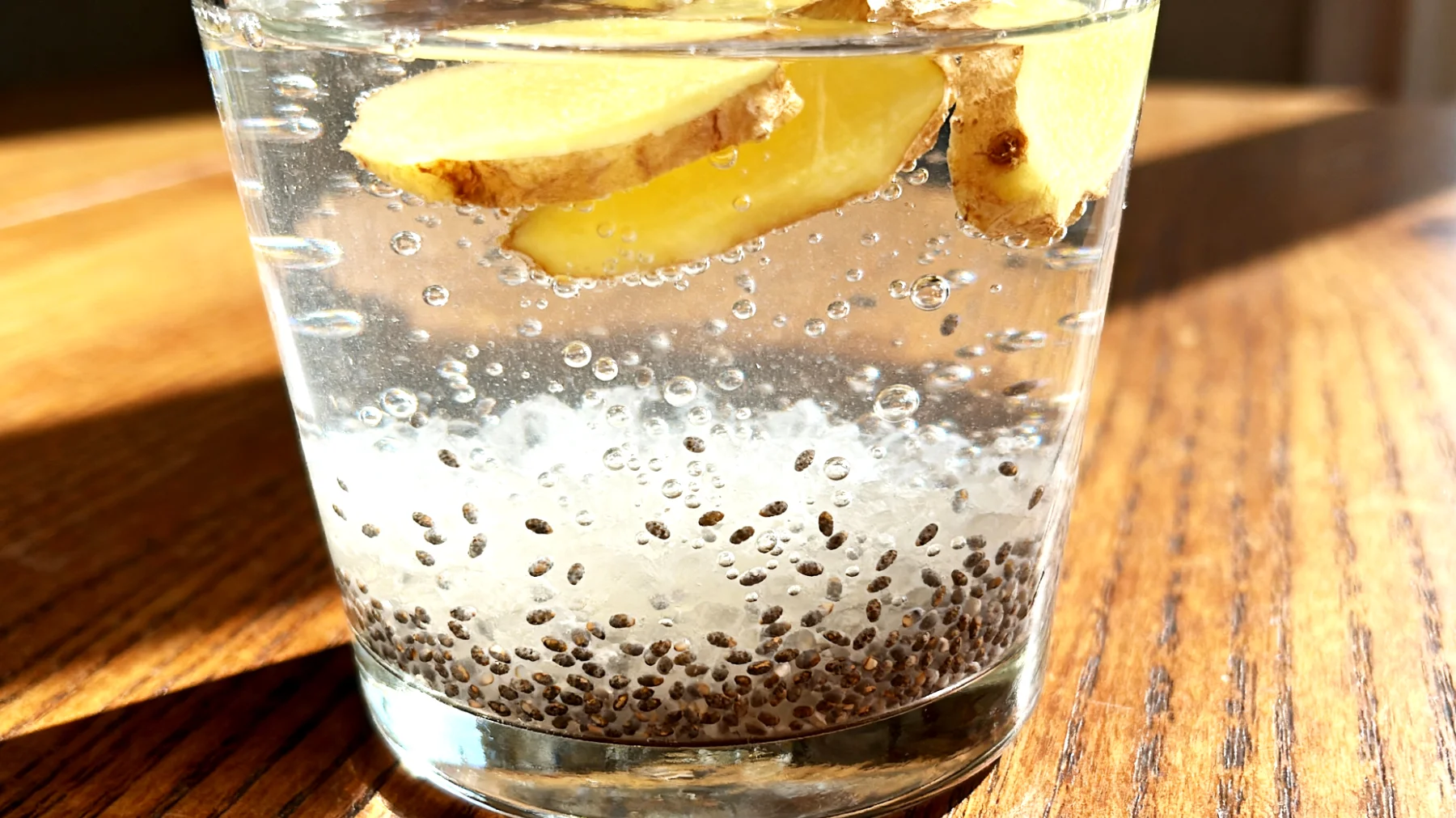 Kefir d'acqua con semi di chia e zenzero fresco"