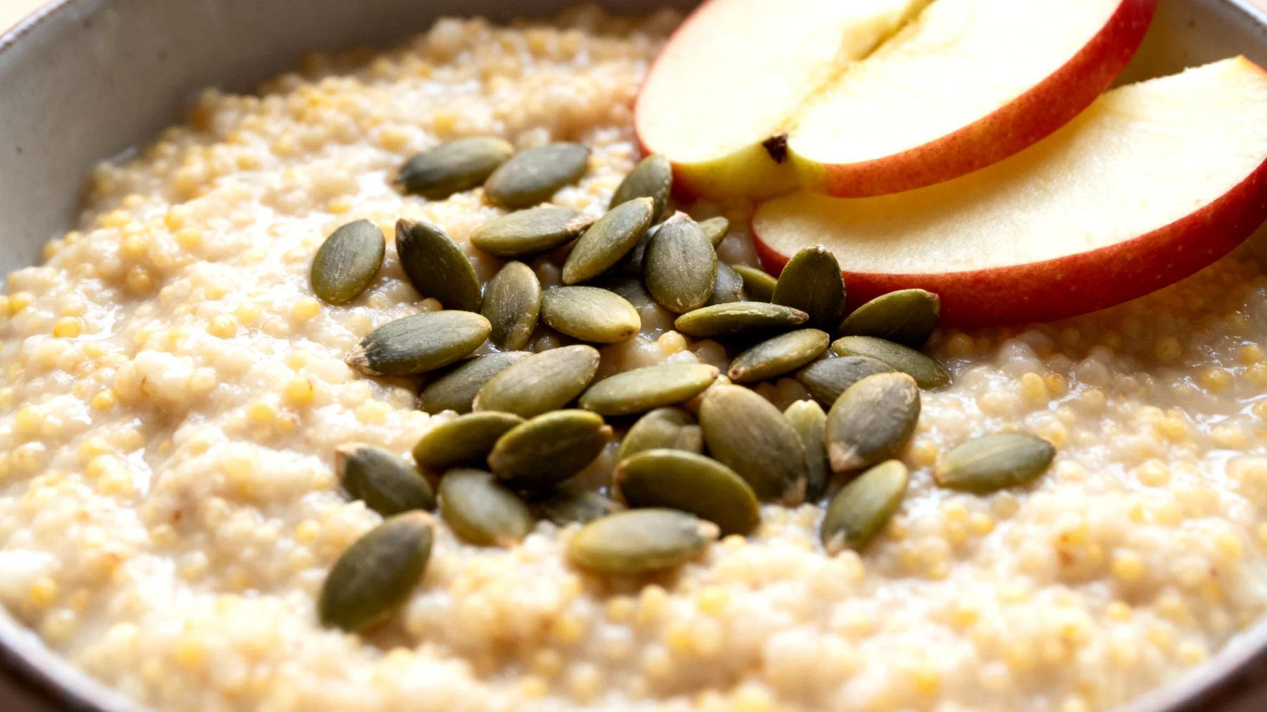 Porridge di miglio con semi di zucca e mela"