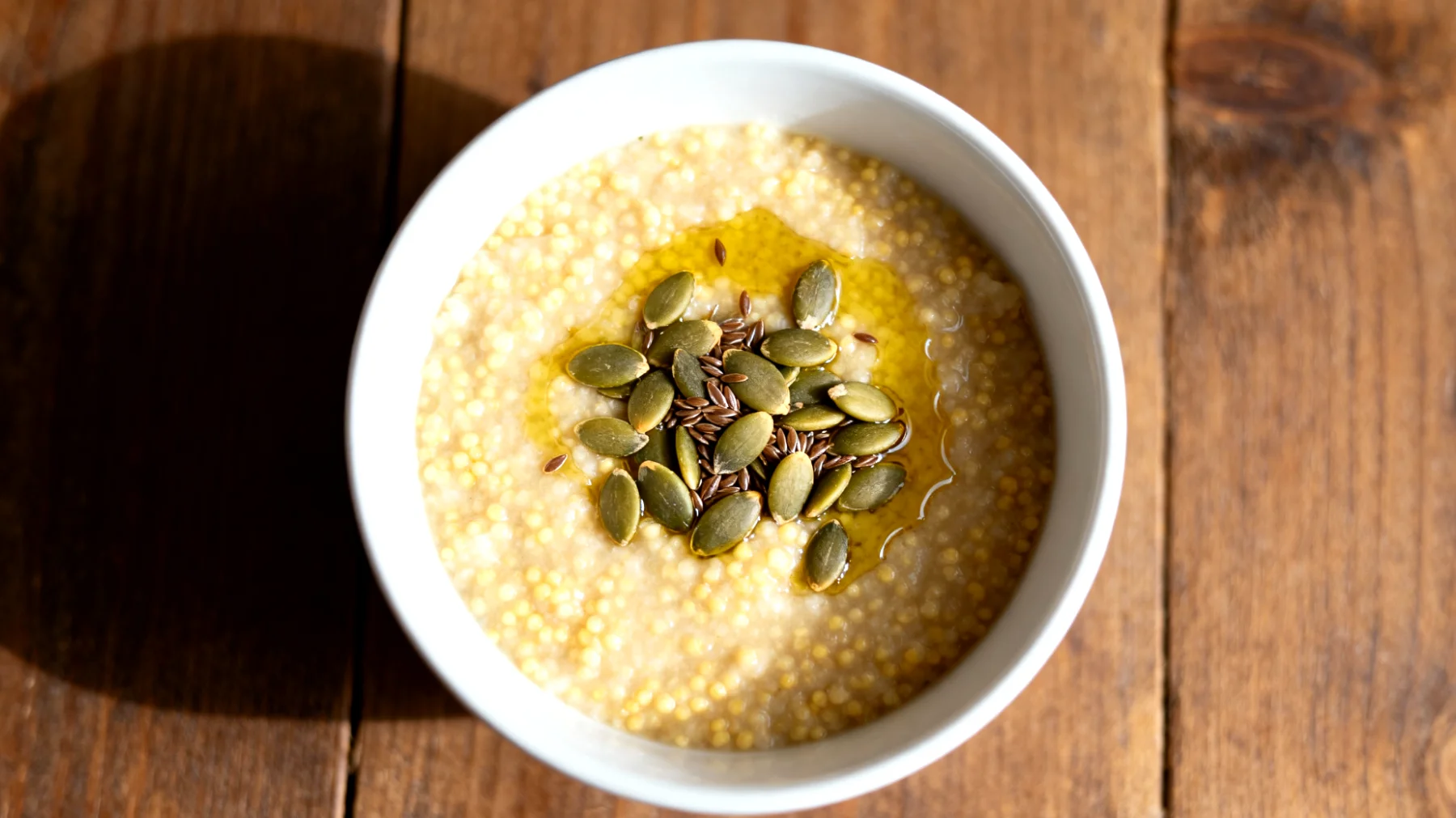 Porridge di miglio con semi di zucca e olio di semi di lino"