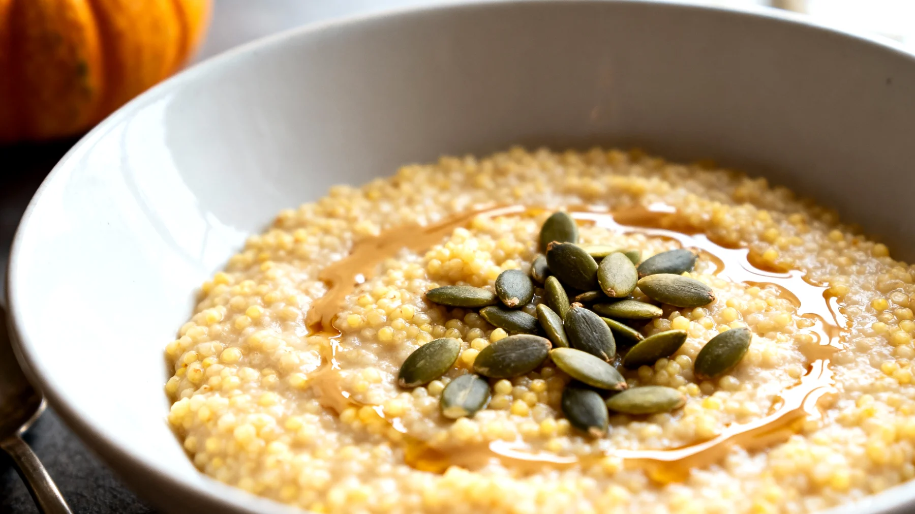 Porridge di miglio con semi di zucca e tahina"