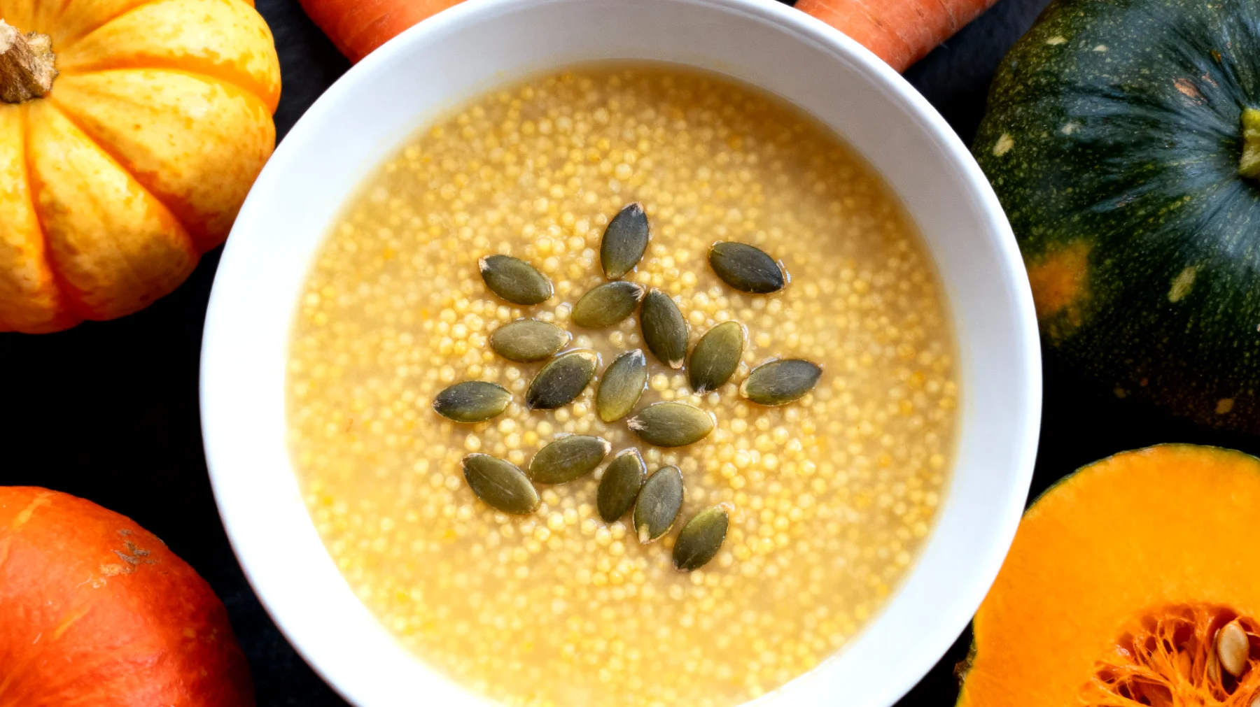 Zuppa di miglio con verdure di stagione e semi di zucca"