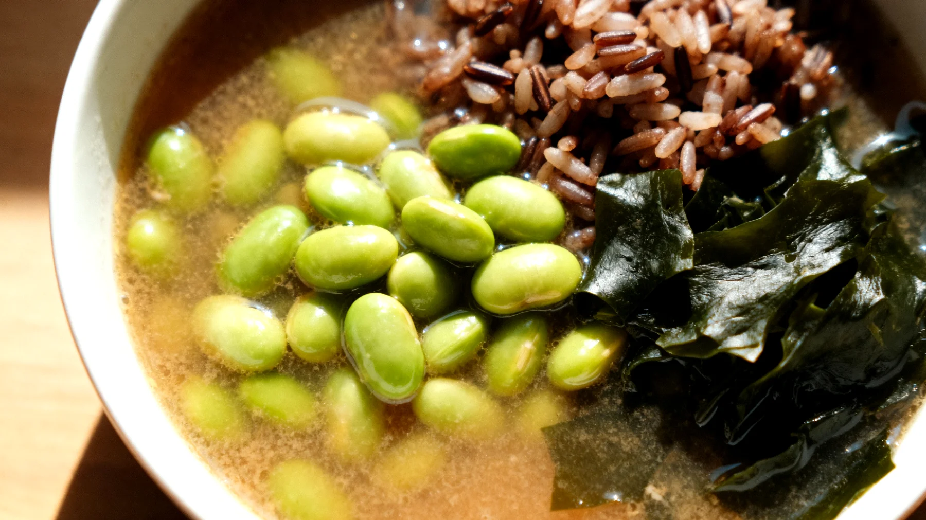 Zuppa di miso con edamame, alga wakame e riso integrale"