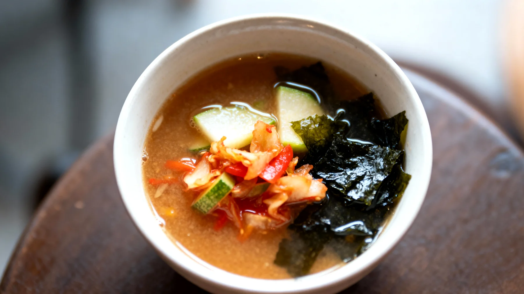 Zuppa di miso con verdure fermentate e alghe wakame"